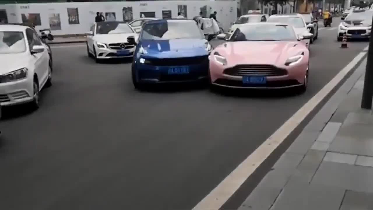 领克撞上几百万的福特蒙迪欧，不知车主保险买够了没有！