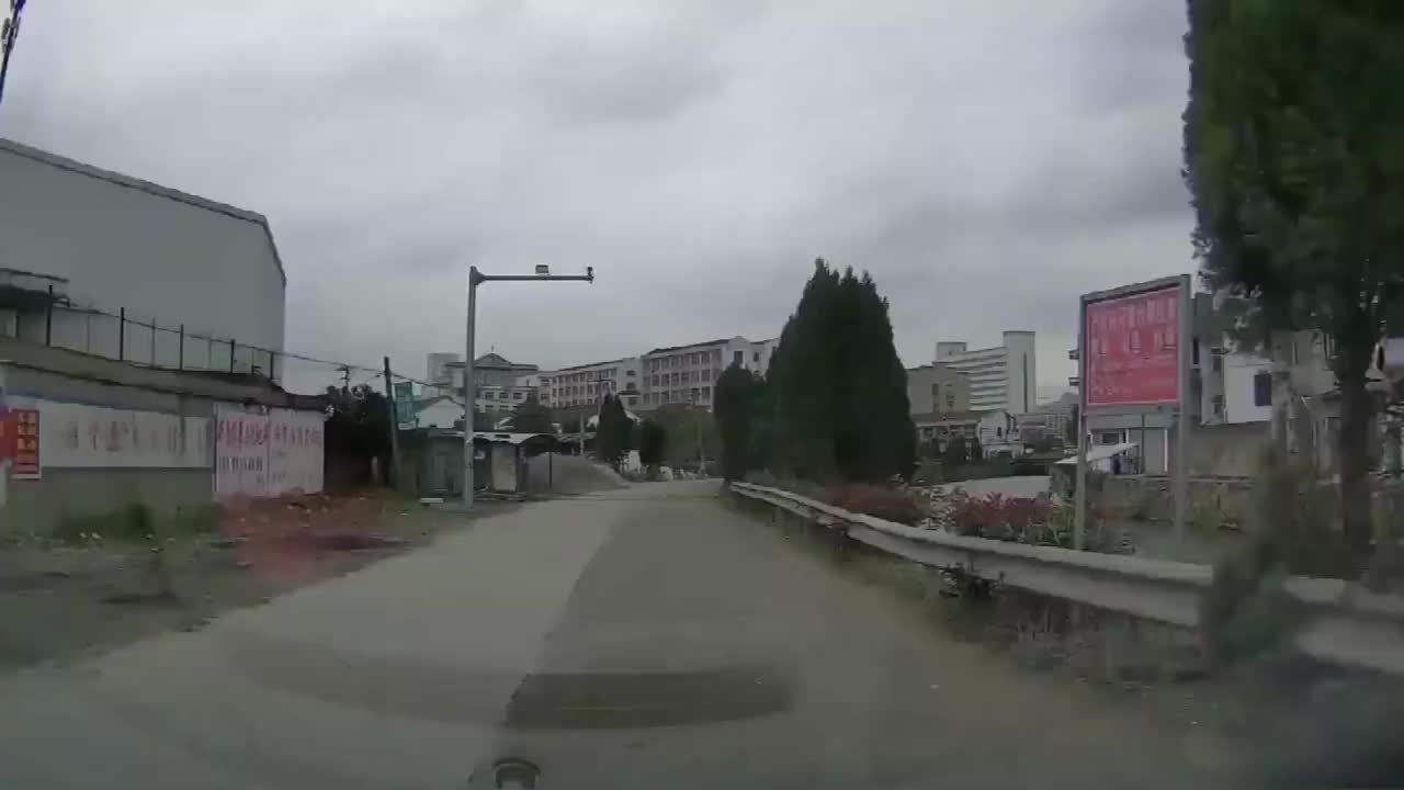 行车记录仪：佩服高尔夫的勇气，真不愧是“小钢炮”！