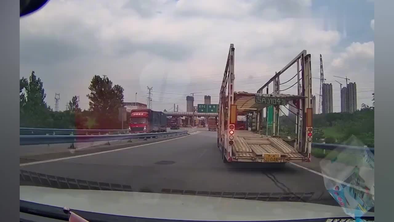 这特斯拉车主绝对是高手，不是有监控，打死不信还能这开车