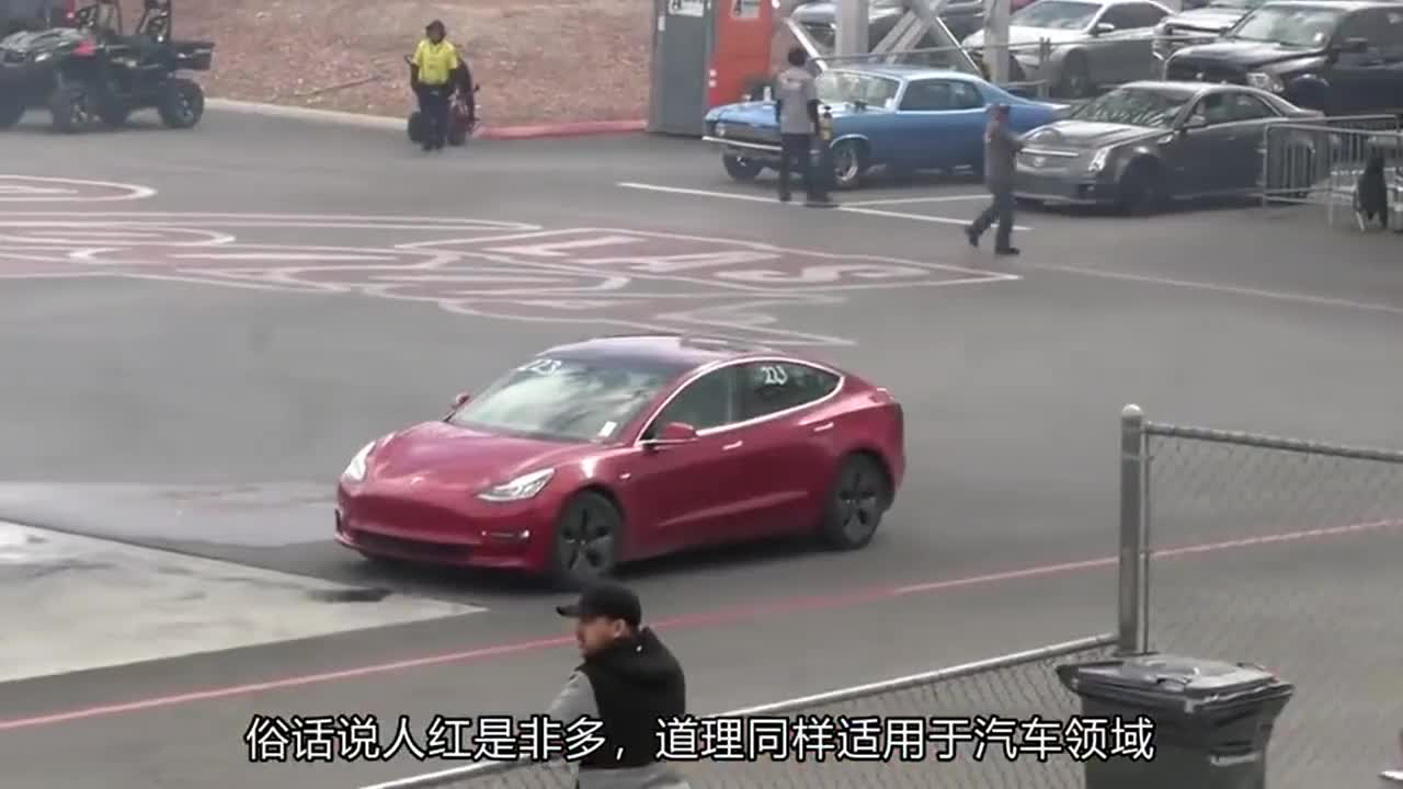 克莱斯勒300C挑战特斯拉，起步才知道差距有多大？