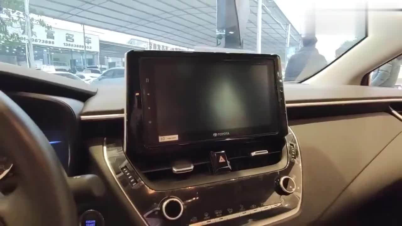 实拍2020年的卡罗拉，运动座椅，悬浮式中控屏，够年轻时尚