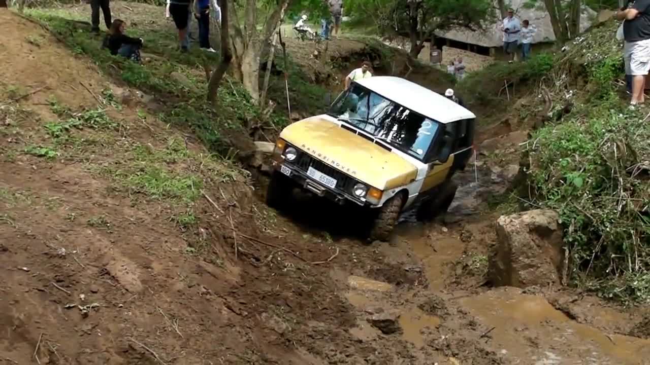 实拍路虎揽胜户外越野，泥潭里上陡坡那一刻够霸气！