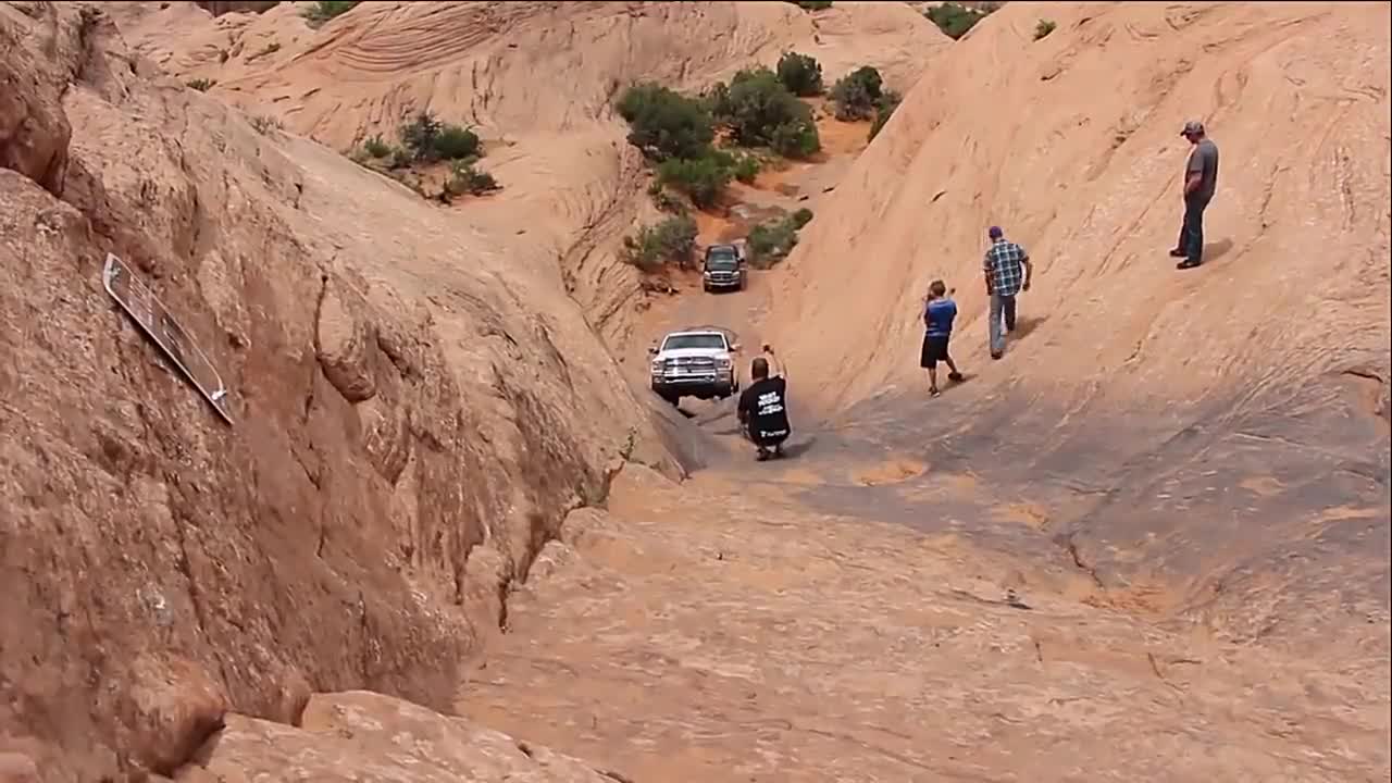实拍道奇皮卡车挑战岩石陡坡，过程看爽越野迷！