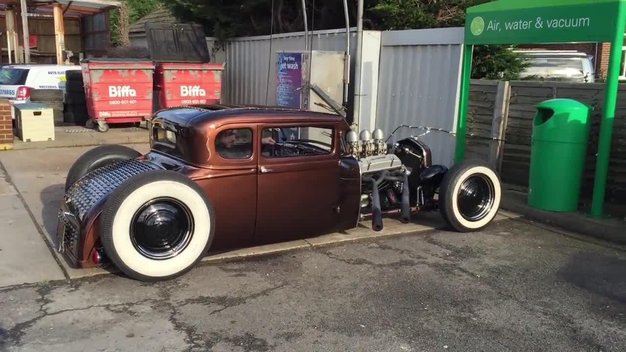 70多年前的古董级轿跑车，这车还有底盘升降功能？