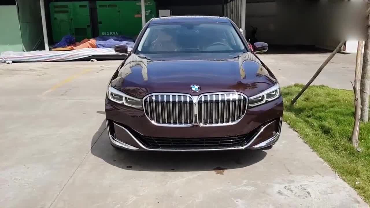 2020款宝马740Li到店实拍，打开后门看到内饰，买不买自己看着办