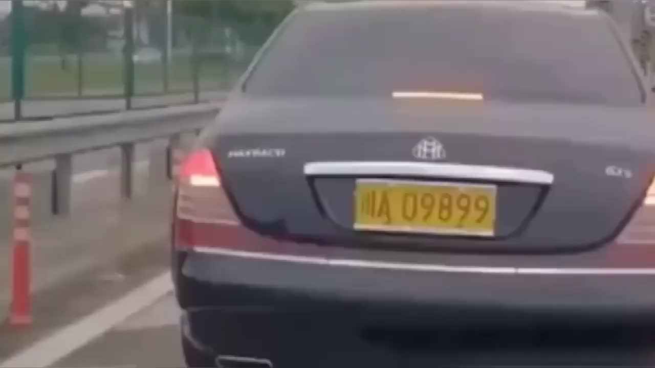 实拍：迈巴赫倒车真吓人，我这真是赔不起，你可不要害我！