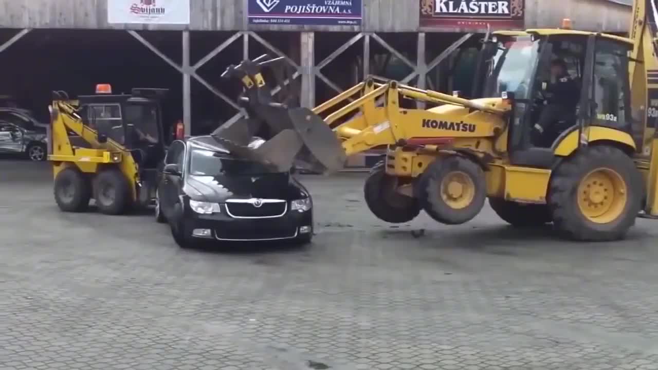 实拍：崭新的轿车就这么砸了，感觉自己没出息心疼！