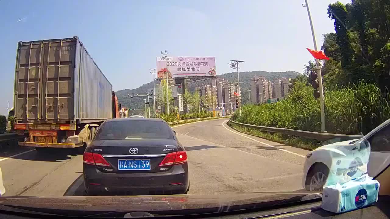 实拍：路怒症！佩服丰田司机的勇气，和大货车杠上了