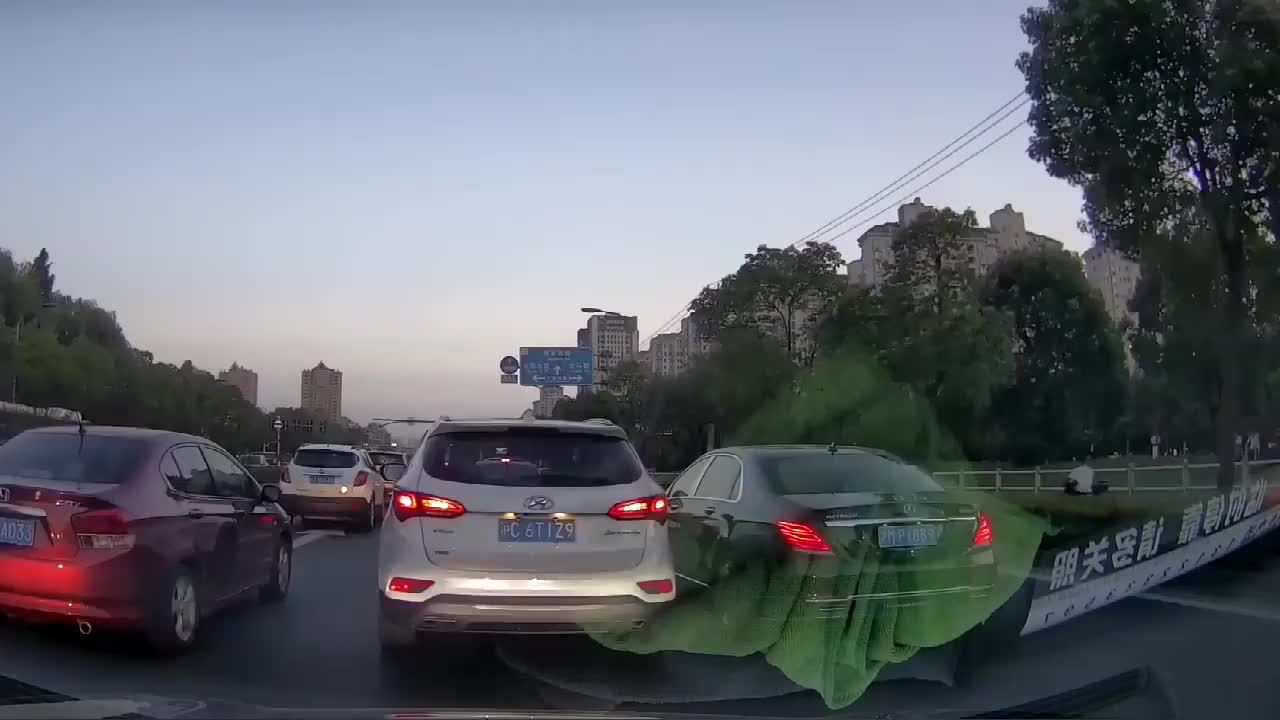 实拍：迈巴赫真的很嚣张，看见它就得礼让2米，这胜达被他搞了！