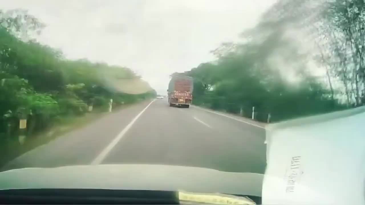 实拍：路怒症！佩服女司机的胆量，女人开车，开的让我心都碎了