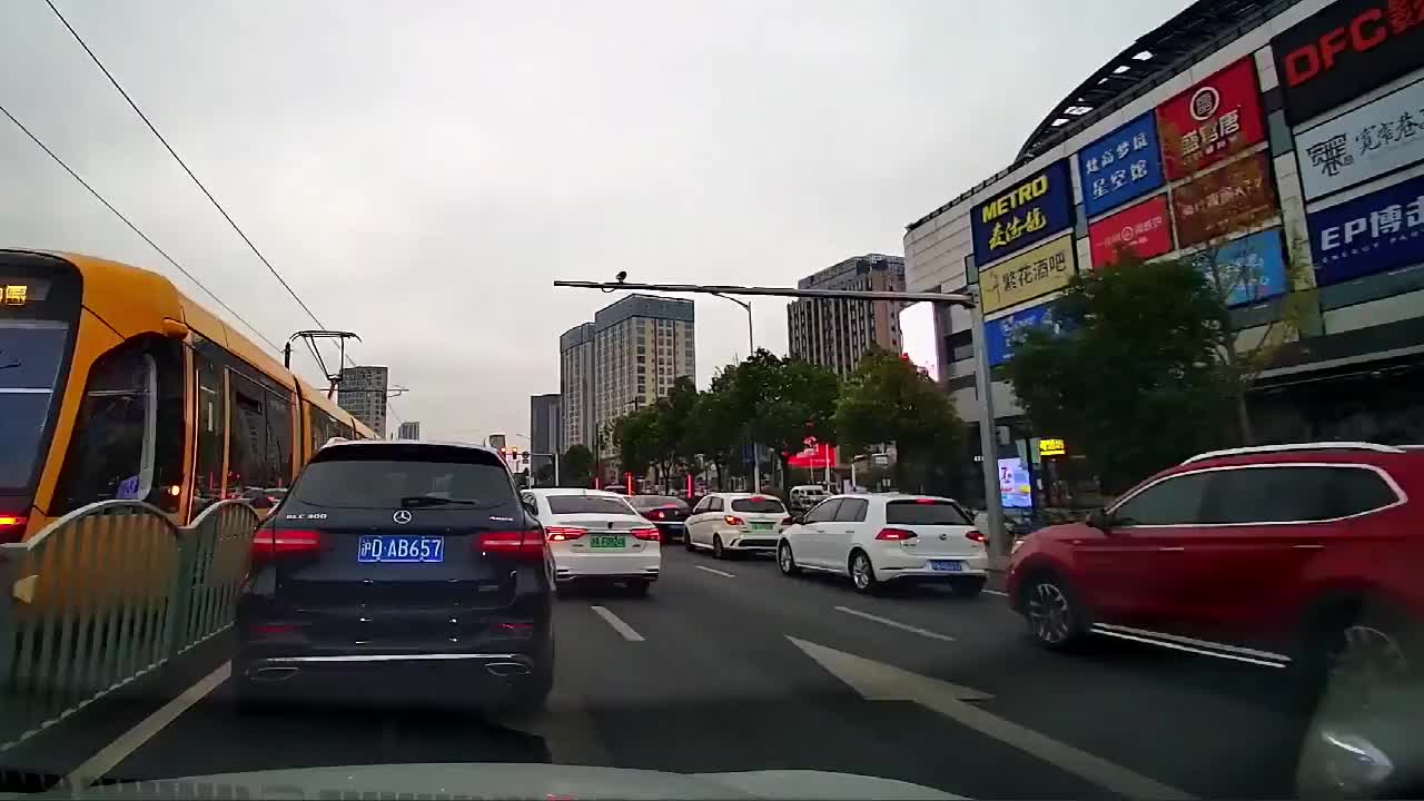 实拍打个转向灯就无敌了我不想让你非要加塞那就互相伤害吧