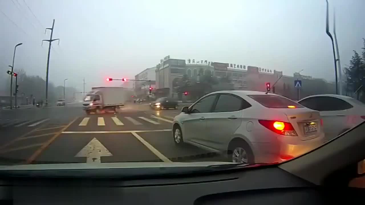 行车记录仪实拍：什么情况啊，变道都不会，真是郁闷