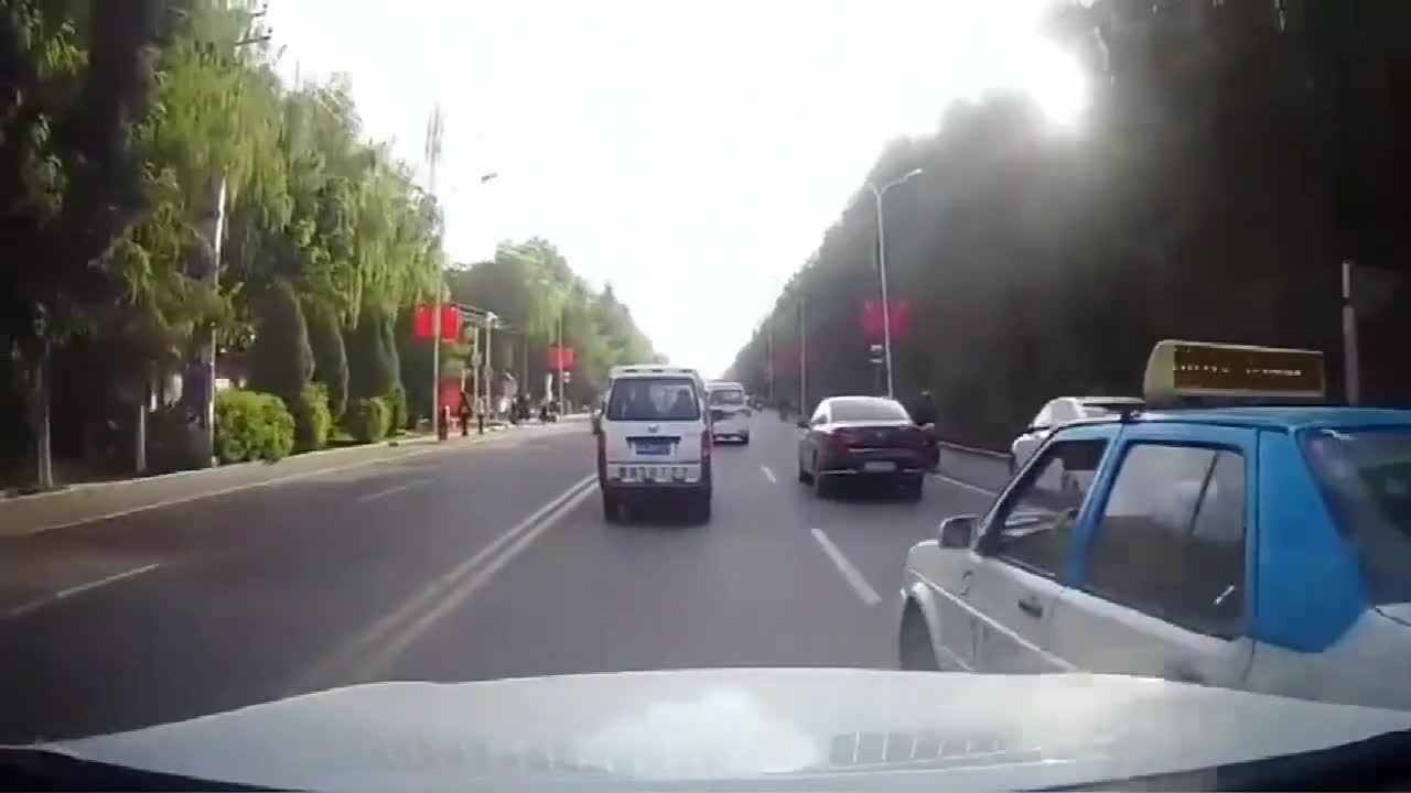 行车记录仪实拍：出租车任性变道，惊动了周围的人！