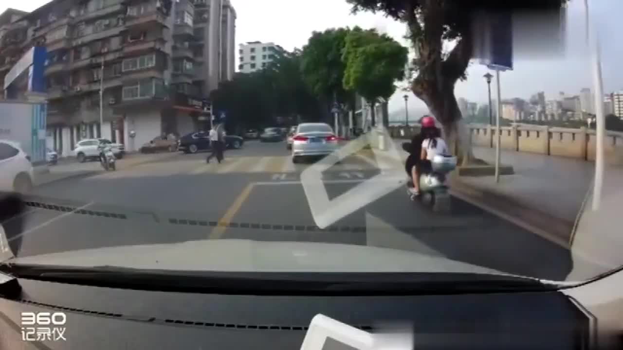 行车记录仪实拍：走着走着，人怎么就倒了！