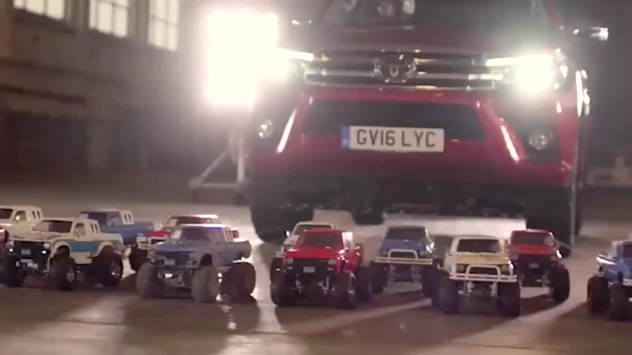 海拉克斯创意广告，RC玩具车能拉得动真实皮卡吗？