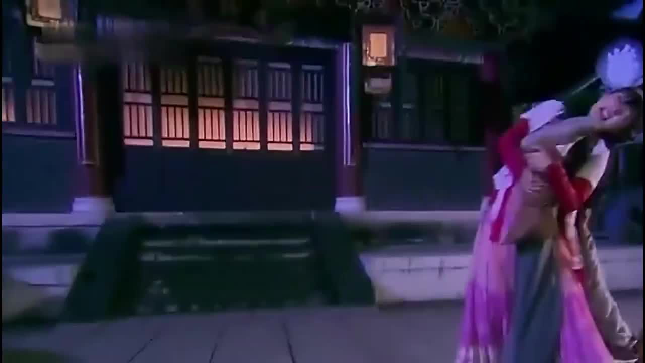 景天和雪见堪称天生绝配,一见面就动手,真是一对欢喜冤家!