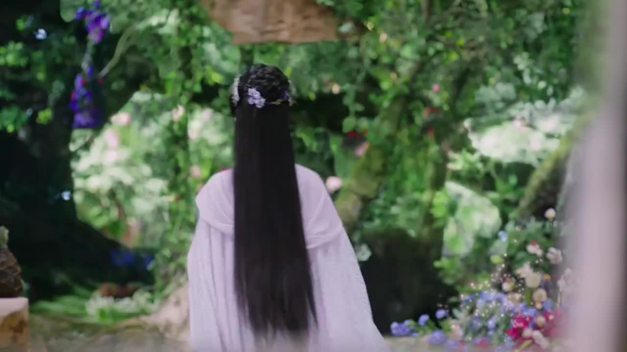 小花妖赌气不吃饭,说:不给我夜幽藤救凤凰,我自己种夜幽藤!