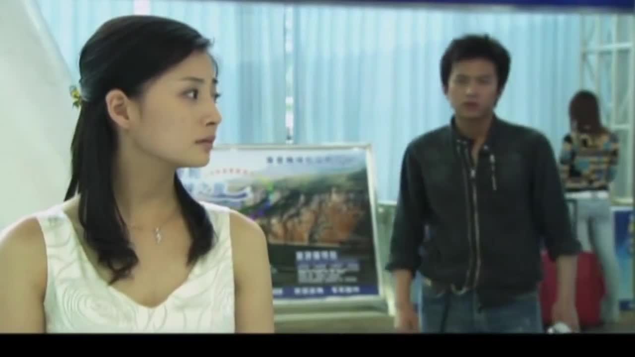 爱了散了:小伙远远的看着,美女和她丈夫相处,沉默的走