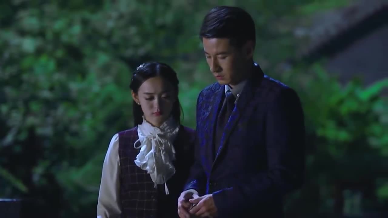 烈火刀影:小夏湖边烧木雕纪念死去的家人,采儿牵着小夏的手