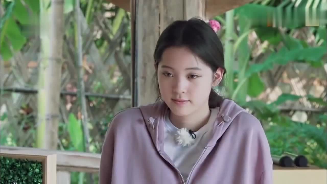 看到欧阳娜娜干活黄磊紧张得不行,她的手太重要了,不容易