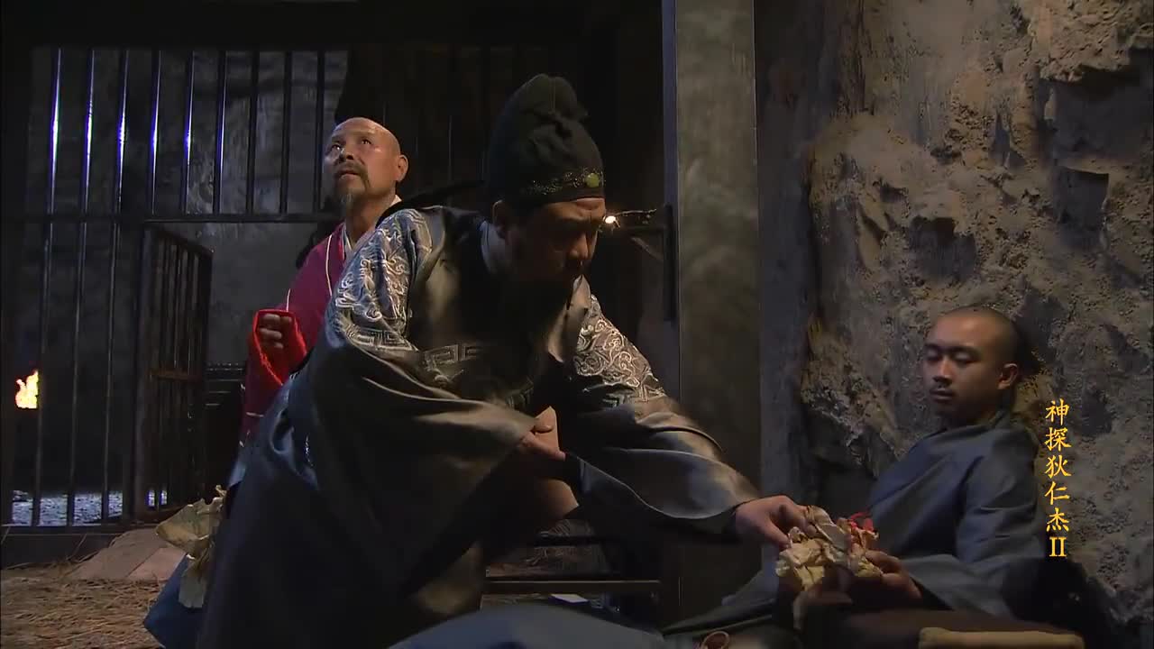什么都瞒不过狄仁杰拿起图纸一看竟发现了荷花池的秘密