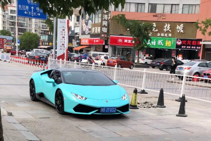 南通海门街头实拍兰博基尼跑车，蓝色车身非常显眼！