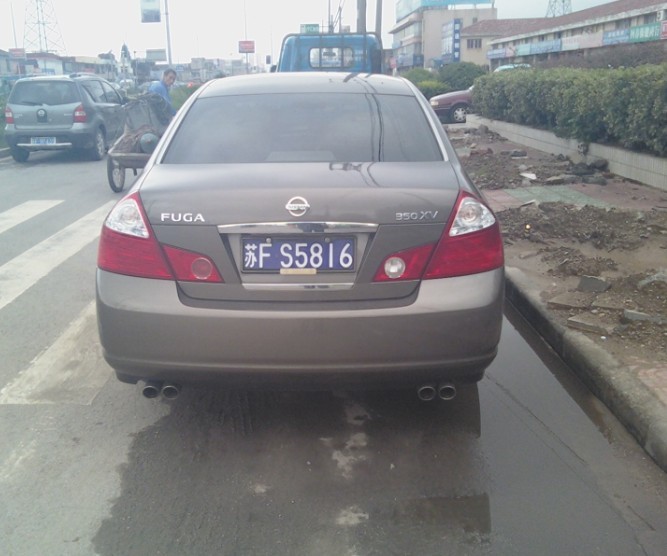 南通平潮镇实拍日产FUGA，四出排气管彰显身份！
