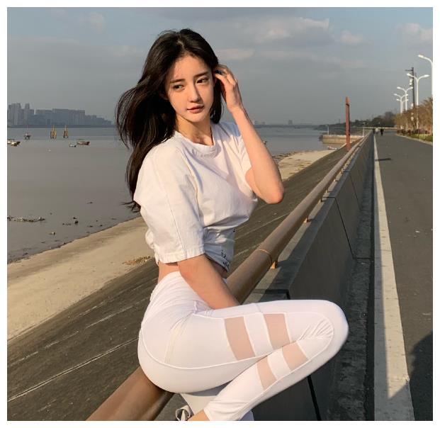 潘南奎凉凉后放飞自我,穿露脐装跳舞,肚子上的"赘肉"太抢镜了