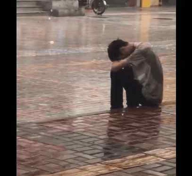 男子独自坐在雨中,落寞的背影引起网友共鸣,网友:看到