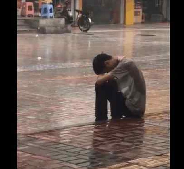 男子独自坐在雨中,落寞的背影引起网友共鸣,网友:看到
