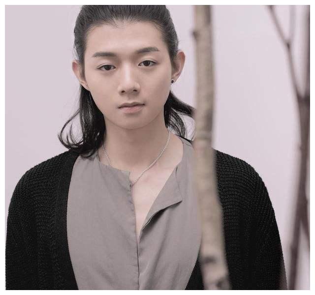 霍尊健身房被偶遇,本人身高1米8,一身肌肉,网友:被脸给骗了