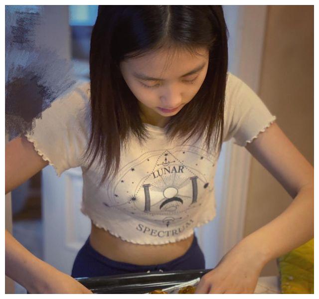 黄磊女儿多多,14岁穿露脐装大秀小蛮腰,打扮成熟身材抢镜