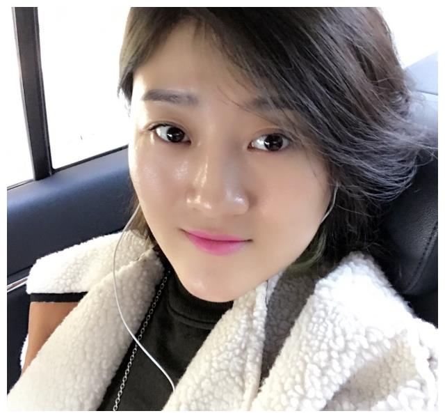 现实中葛珊珊与老公是在舞台上相识的,老公名叫历小峰.