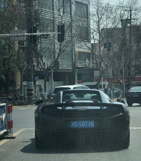 南通港闸区实拍迈凯伦MP-4跑车，超跑范儿十足！