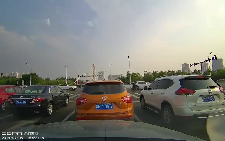 行车记录仪实拍：这大姐溜车了，鸣笛也听不见，多亏我及时倒车