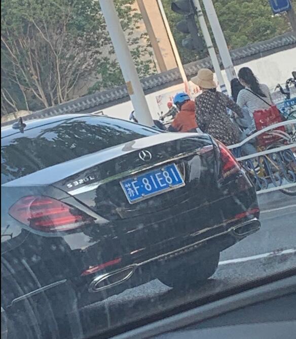 南通濠西路实拍新款奔驰S320L，车牌