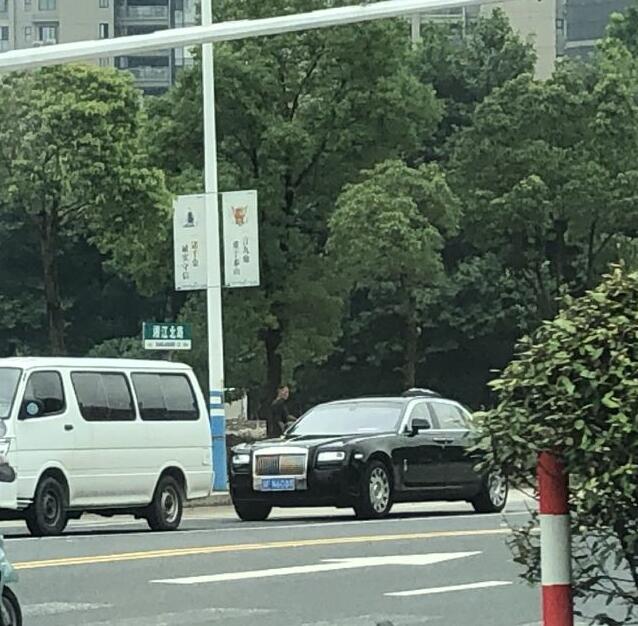 南通湘江北路实拍劳斯莱斯古斯特，气场秒杀周围所有车！