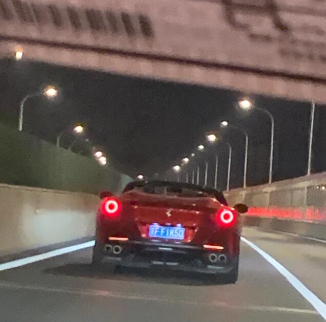 南通通启路高架实拍法拉利Portfolio跑车，尾灯造型相当显眼！