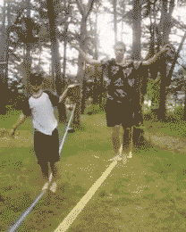 搞笑gif动图,秀恩爱死得快啊,让你们嘚瑟