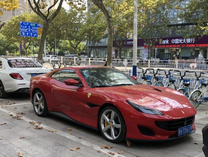 南通人民中路实拍法拉利Portfolio跑车，贵州牌照相当少见！