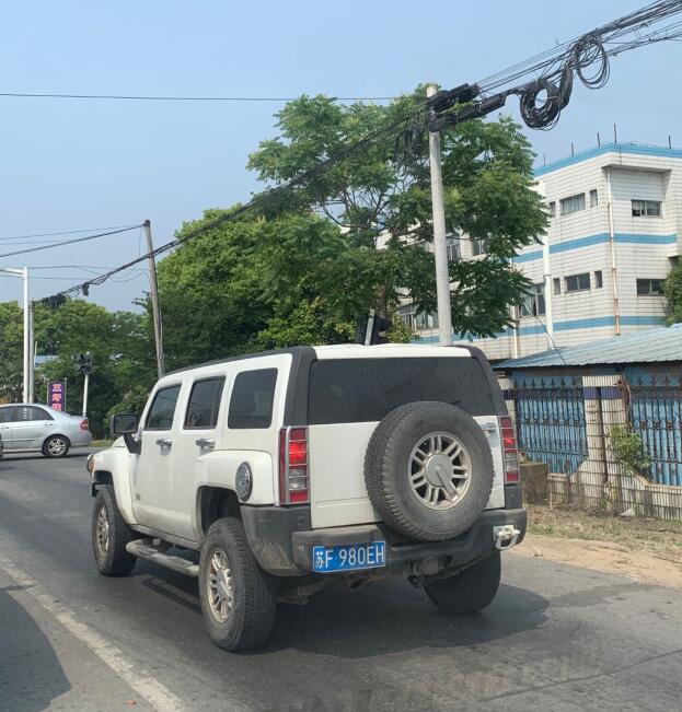 南通金沙镇实拍悍马H2，如今比法拉利还要少见！