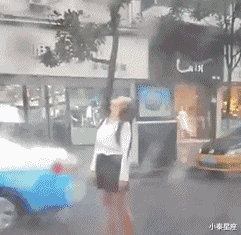 搞笑gif:宝贝:其实我早就醒了,毕竟鸡翅太香了.