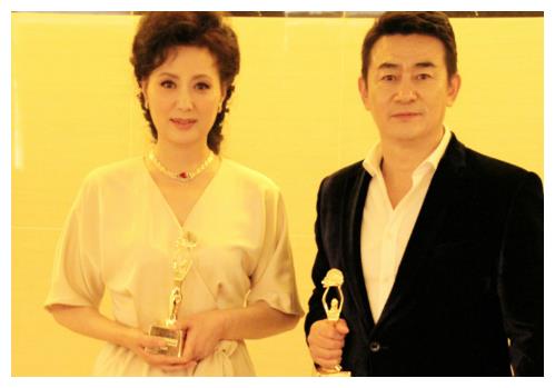 辞铁饭碗成"戏疯子",出道30年0绯闻,李洪涛与妻子恩爱