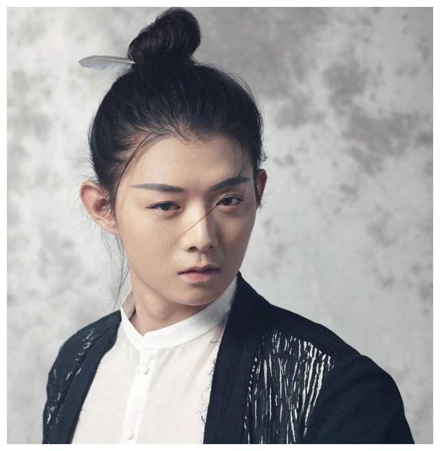 霍尊健身房被偶遇,本人身高1米8,一身肌肉,网友:被脸给骗了