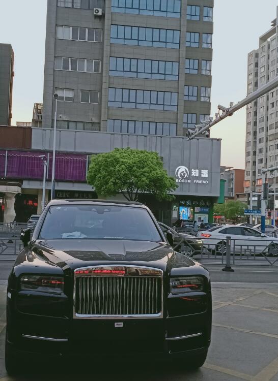 江苏泰州街头实拍劳斯莱斯库里南，气场秒杀街头所有车型！