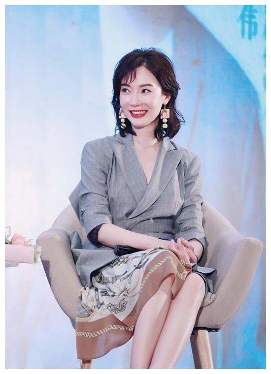 陈数的好气质实在少见穿灰色西装配半身裙知性干练优雅温柔