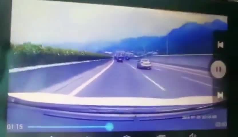 行车记录仪实拍女司机高速操作不当超速追尾大货车引发事故