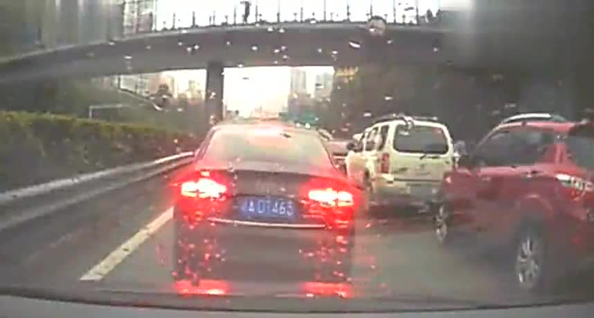 实拍不会又是女司机的杰作吧，应该是油门当刹车了