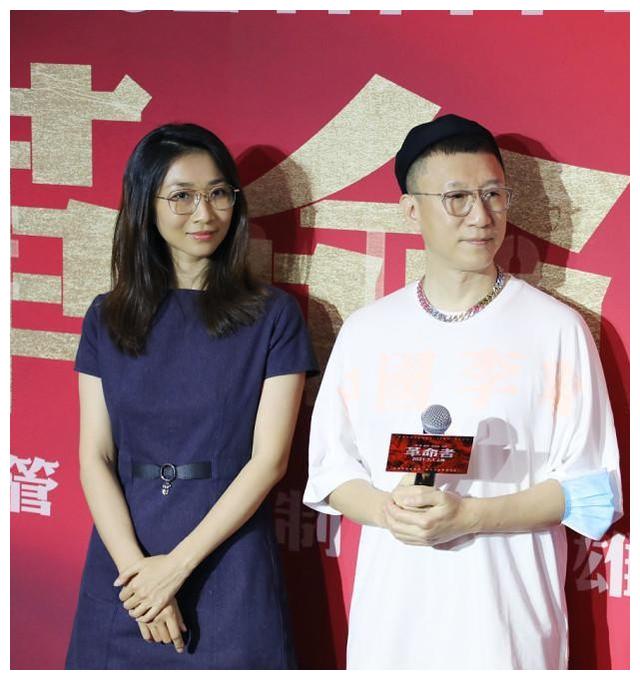 孙红雷老婆颜值不高,戴眼镜穿连衣裙,规规矩矩好似普通学生妹