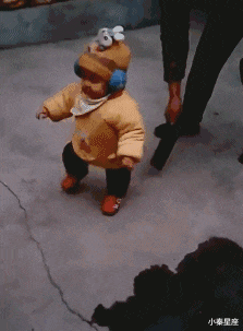 搞笑gif:宝贝:其实我早就醒了,毕竟鸡翅太香了.